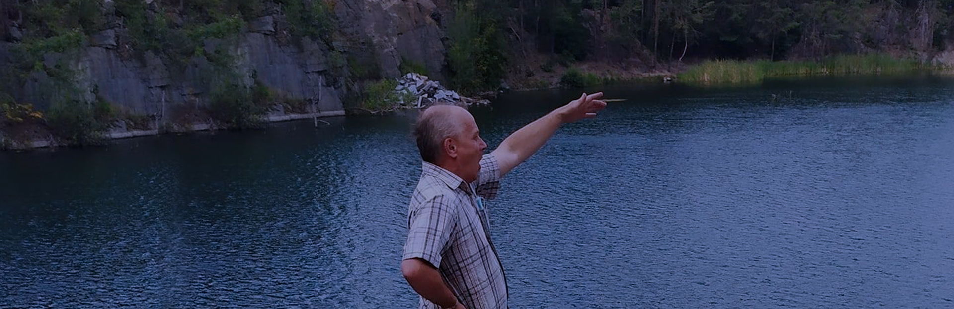 Anatoliy Gorets, Painter, Ukraine, sings over the river