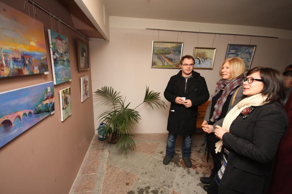 Vira Punya and Visitors of Spontaneous art-space (2012)