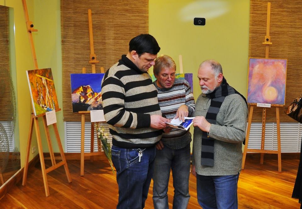 Discussion on To Feel the Universe (2013)